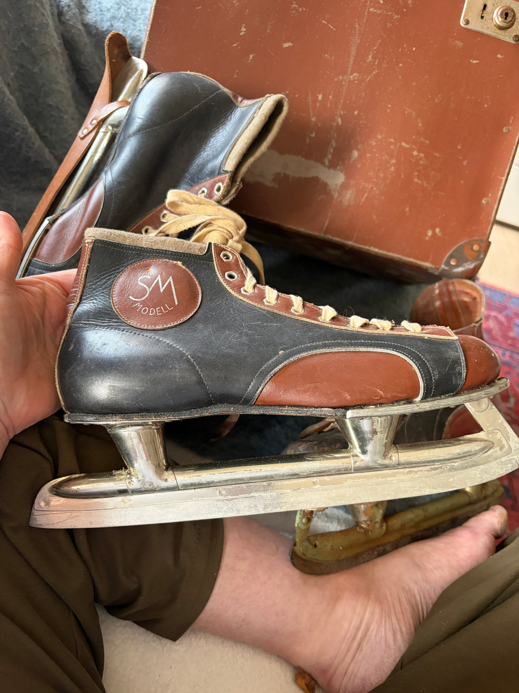 Vintage skøyter i original koffert – unikt dekorativt samlersett